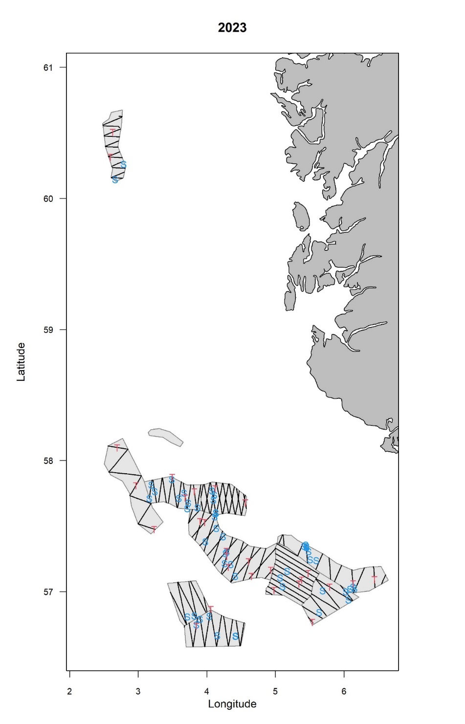 Figur 3 Toktområder (grå polygoner), akustiske transekt (svarte linjer) og biologiske stasjoner (T= trålstasjoner, S=skrapestasjoner) utført på tobistoktet 2023.