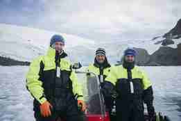 Bildet viser tre mannlige HI-forskere om bord i en lettbåt i Sørishavet
