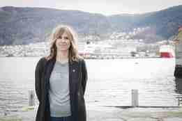 foto av en kvinne foran Bergen havn
