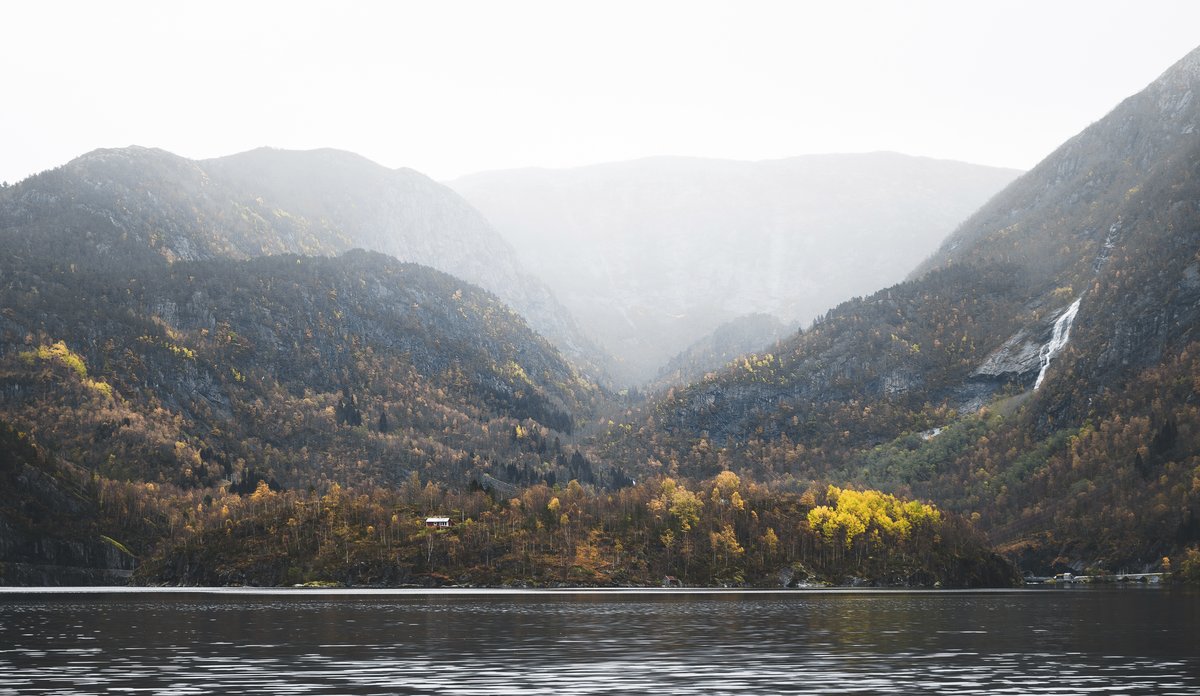 
fjord om høsten