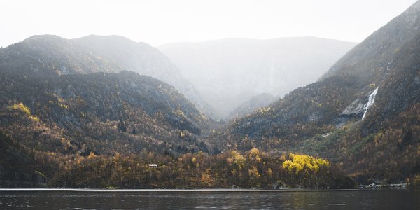 

fjord om høsten