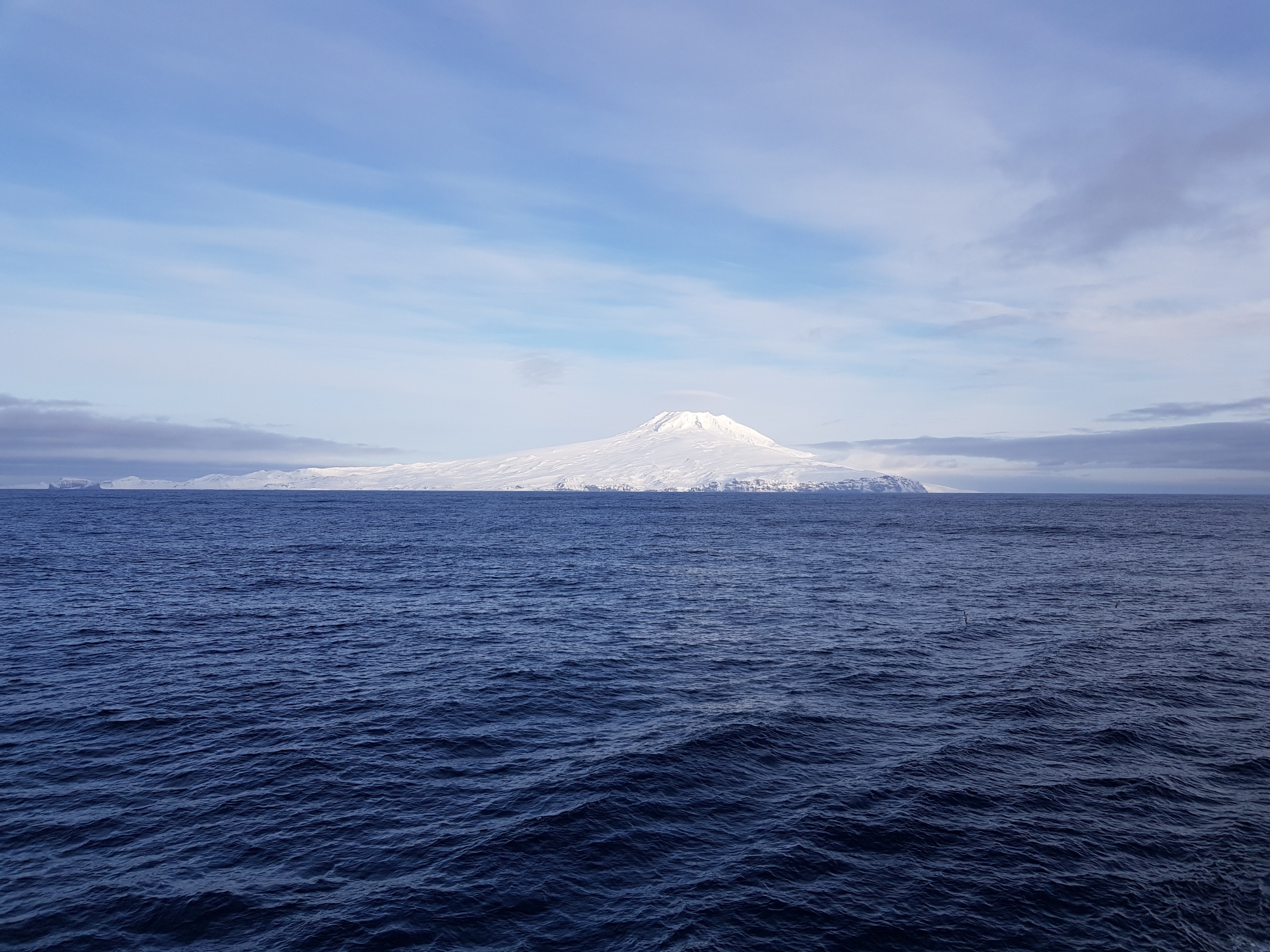 Panoramautsnitt av den snødekte vulkanøya Jan Mayen