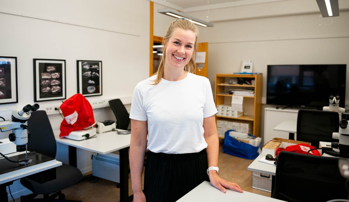 Elise Eidset i laboratoriet hvor de leser otolitter.