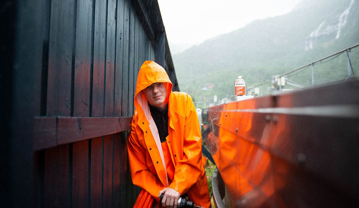 Martin bytter koblingsbokser i regnvær.