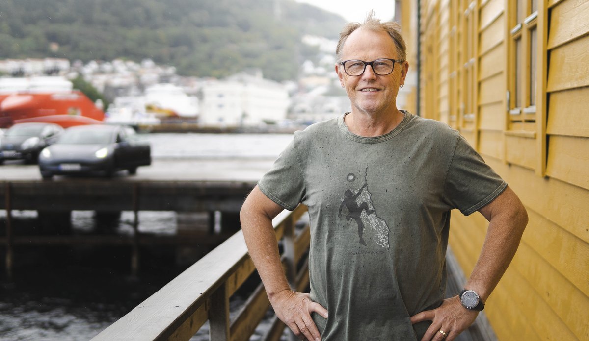 mann foran et hvitt bygg