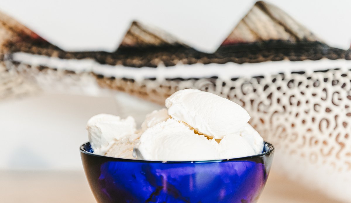 en skål med iskrem foran en torsk