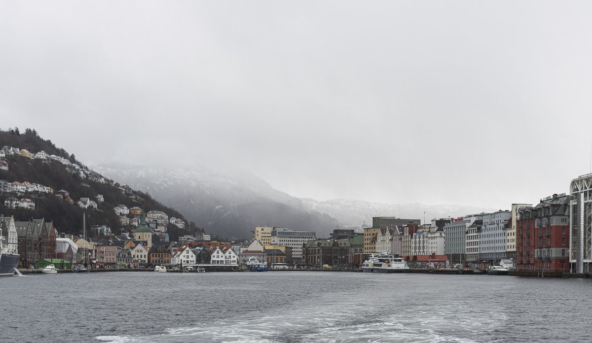 
bergen fra sjøen