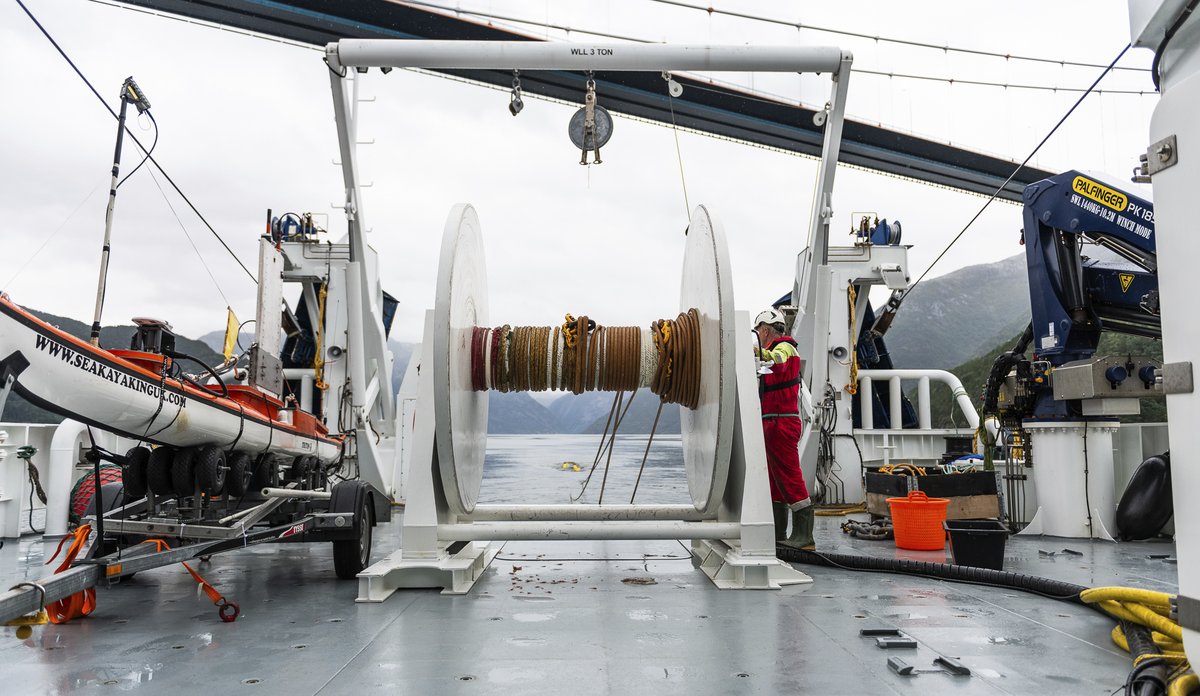 
Tråling etter brisling med Hardangerbrua i bakgrunnen