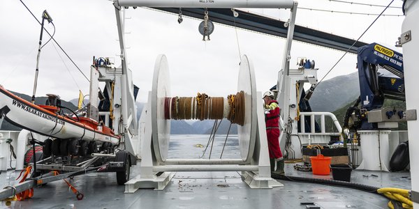 

Tråling etter brisling med Hardangerbrua i bakgrunnen