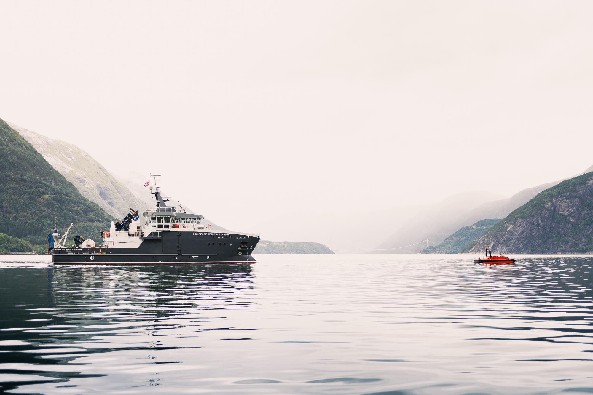 pia og frigg i hardangerfjorden