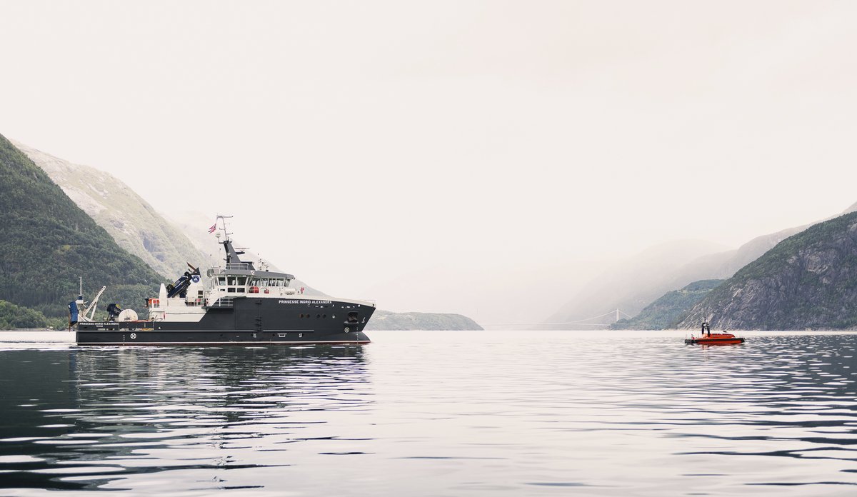 pia og frigg i hardangerfjorden