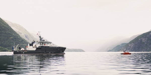 

pia og frigg i hardangerfjorden