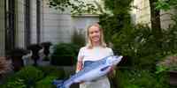 

Amalie Moxness Reksten holder en plysj-laks i en hage