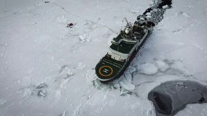 Forskningsskip i isødet, bilde tatt ovenfra.