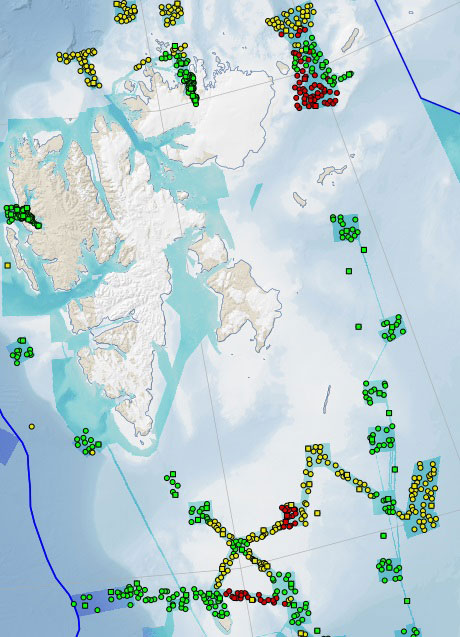 Kart som viser området rundt Svalbard og deler av Barentshavet. Undersøkte stasjoner er markert.