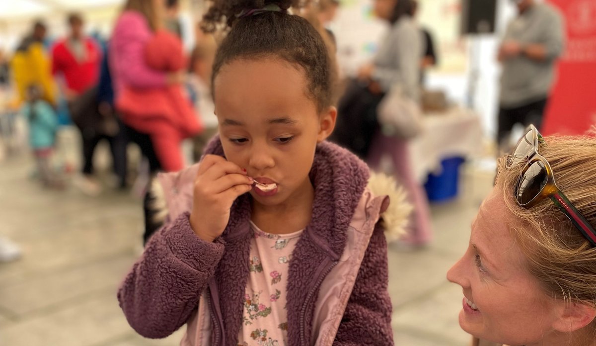 Jente smaker på laksebit