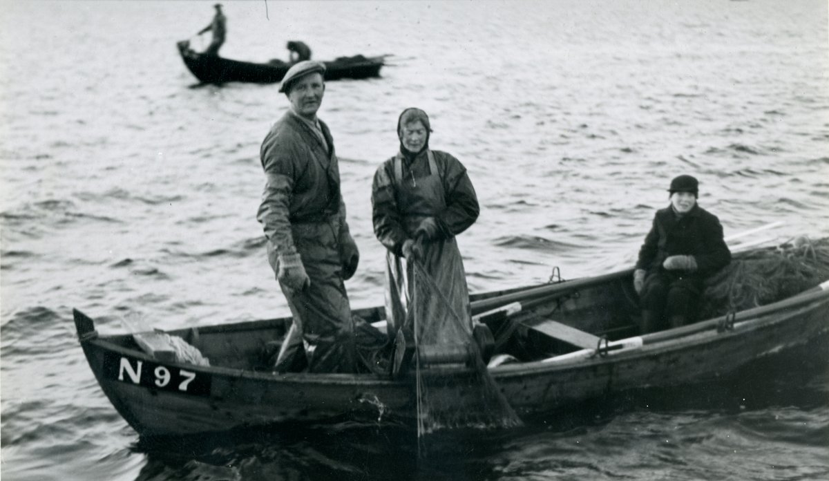 
Historisk bilete frå Borgundfjorden, av det som kanskje er ein fiskarfamilie.