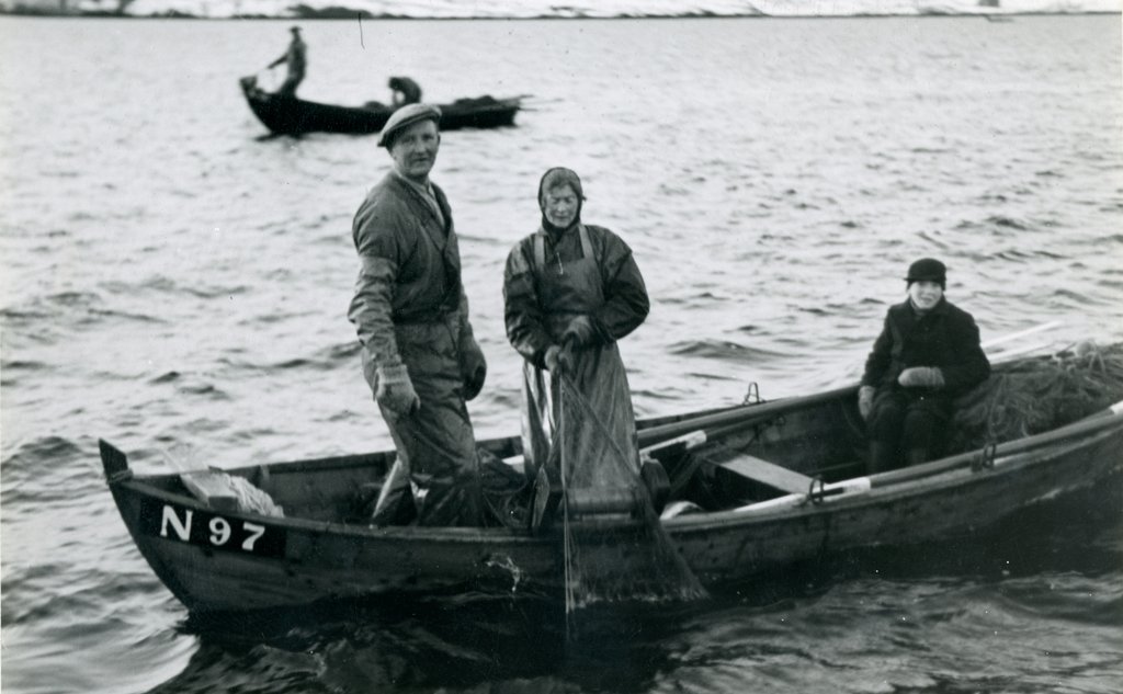 Historisk bilete frå Borgundfjorden, av det som kanskje er ein fiskarfamilie.