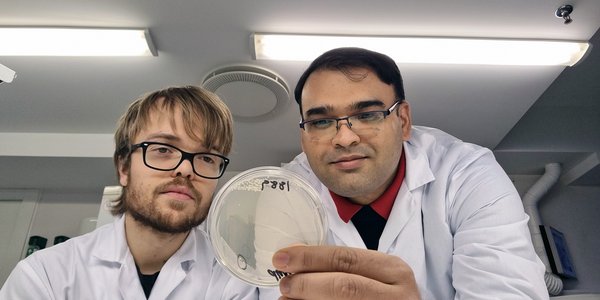 

HI-forskere Didrik og Nachiket på laboratoriet