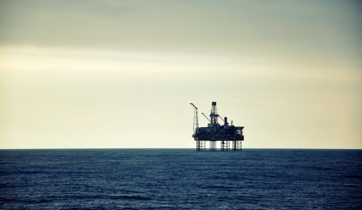
siluett av oljeplattform i havet 