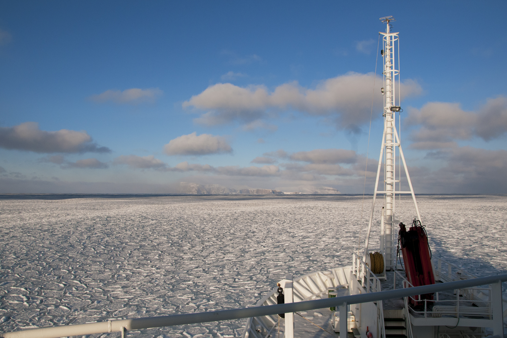 Forskningsfartøy i isen ved Bjørnøya