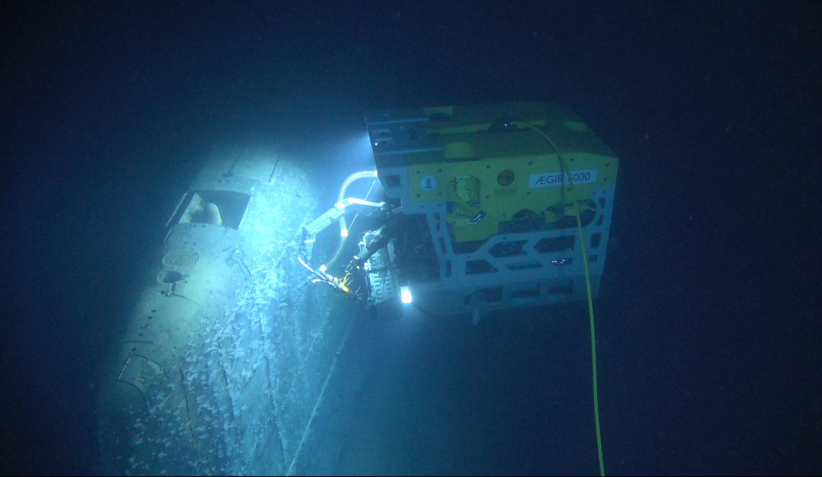 
undervannsrobot undersøker vraket av en ubåt under vann
