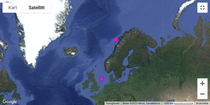 Kart over den nordlege halvkule frå Grønland til Russland. To rosa firkantar syner på kartet. Den eine er rett ved Lofoten, den andre er plassert midt i Nordsjøen. Desse syner kor satelittmerka har dukka opp.