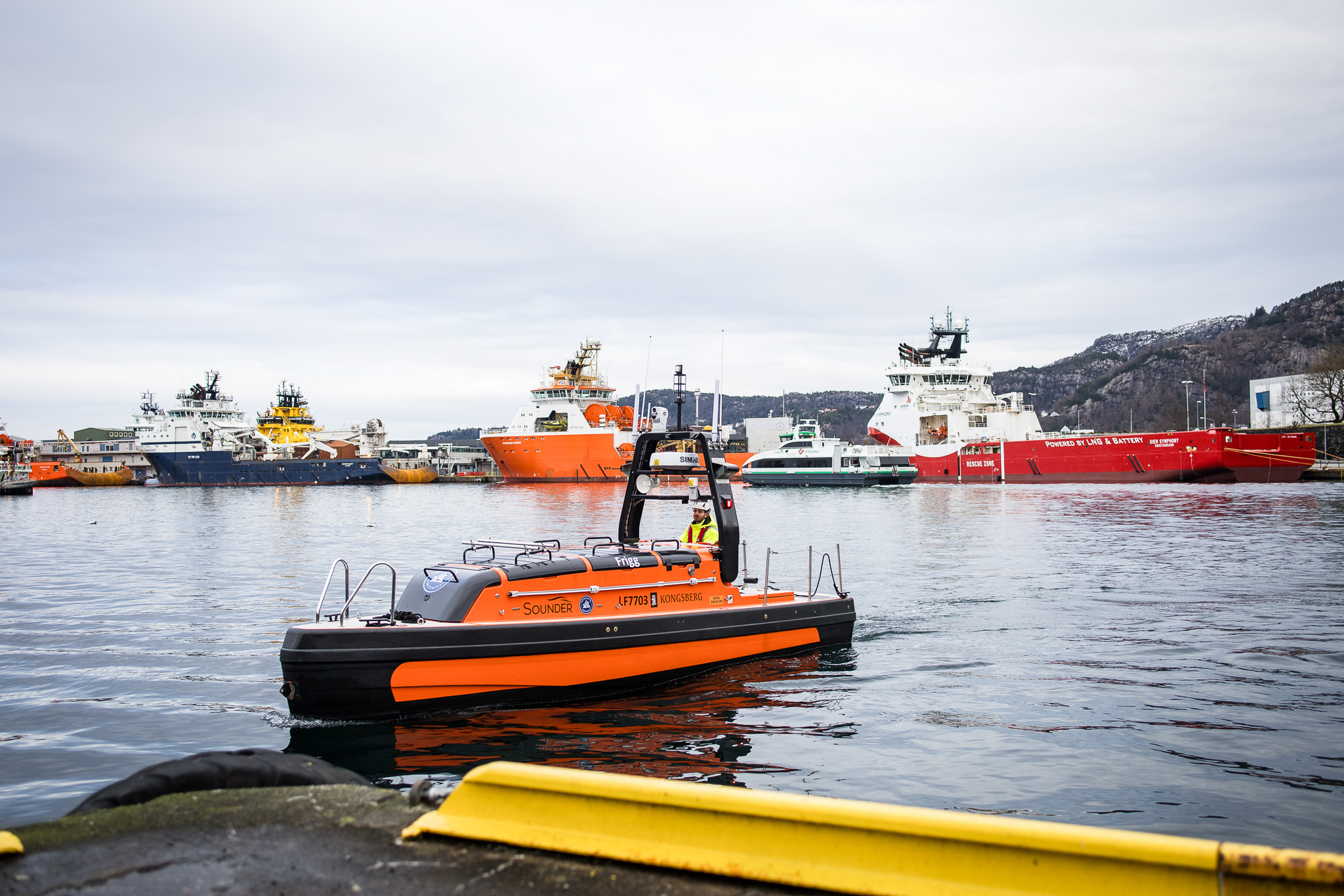 En USV på seiler på fjorden. USV er en drone som ser ut som en liten båt