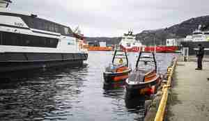 To USVer side om side langs kaikanten ved Nykirkekaien i Bergen