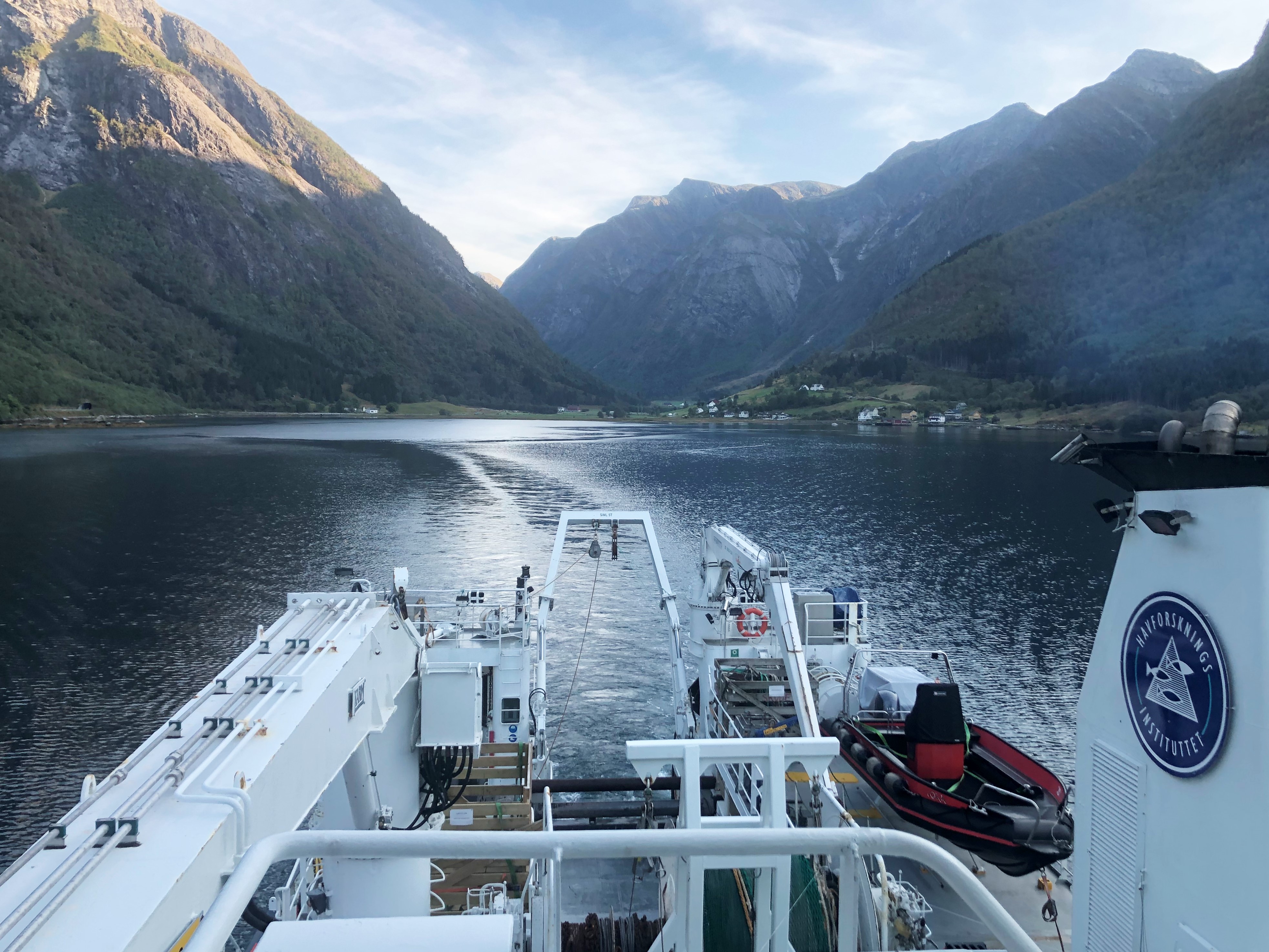 foto av hekken til forskningsfartøyet Kristine Bonnevie i Hardanger.