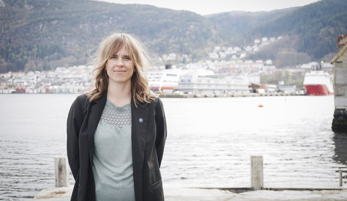 foto av en kvinne foran Bergen havn