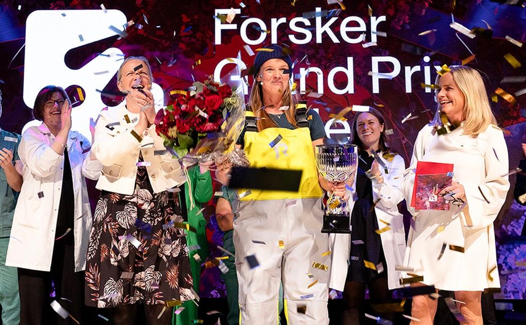 Bilde fra scenen der Johanna Bjånes Marcussen i konfettiregn får pokal og blomster