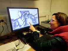 Forsker Katherine Mary Dunlop er på tokt for å kartlegge havbunnen rundt Skjervøy i Troms. Hun sitter foran en skjerm og følger med mens havbunnen filmes.