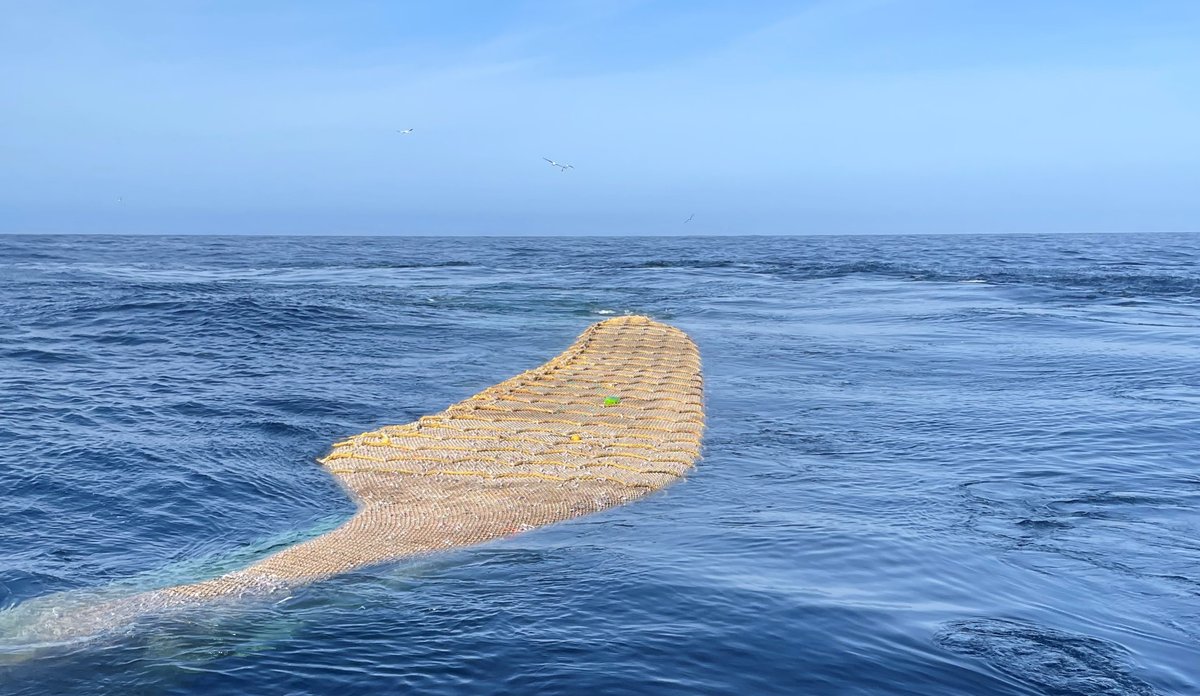 Kolmuletrål i vannskorpen blir dradd av et skip.