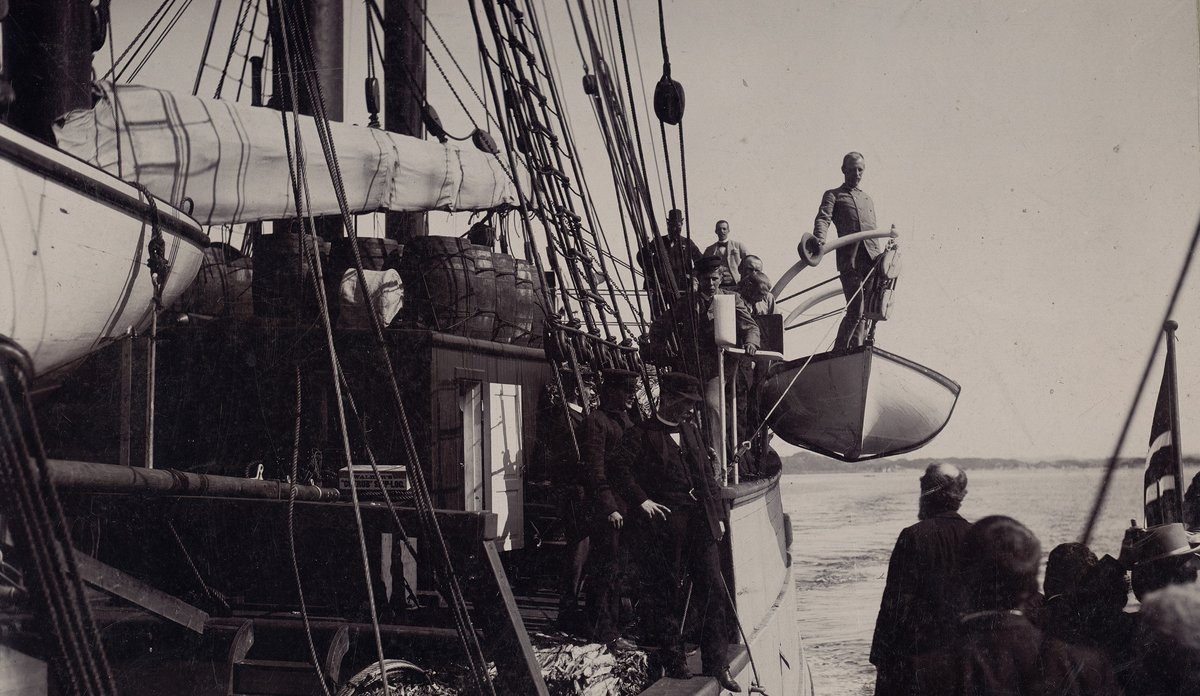 
Gammelt bilde av Fridtjof Nansen i livbåten og mannskapet om bord i «Fram» ved havn i Bergen.