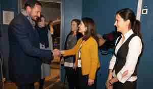 Sigrid hilser på kronprins Haakon