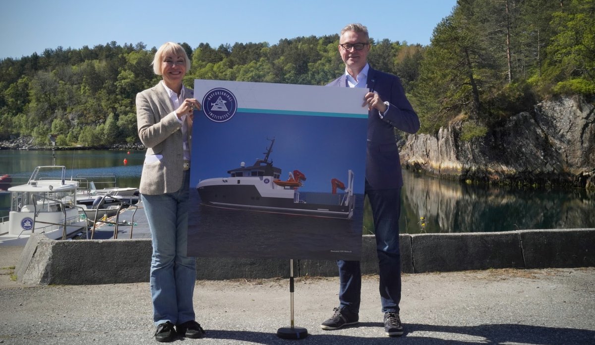 
Sissel Rogne og Odd Emil Ingebrigtsen jubler over nytt kystfartøy