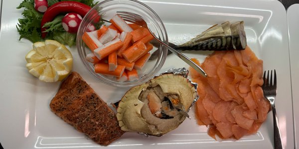 

serveringsfat med sjømat: crabsticks, makrell, røykelaks, krabbe og pepperlaks