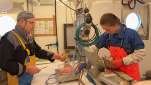 Prøvetakning på forskningstokt i Lofoten. Foto: Jan Magne Y. Hanssen/HI