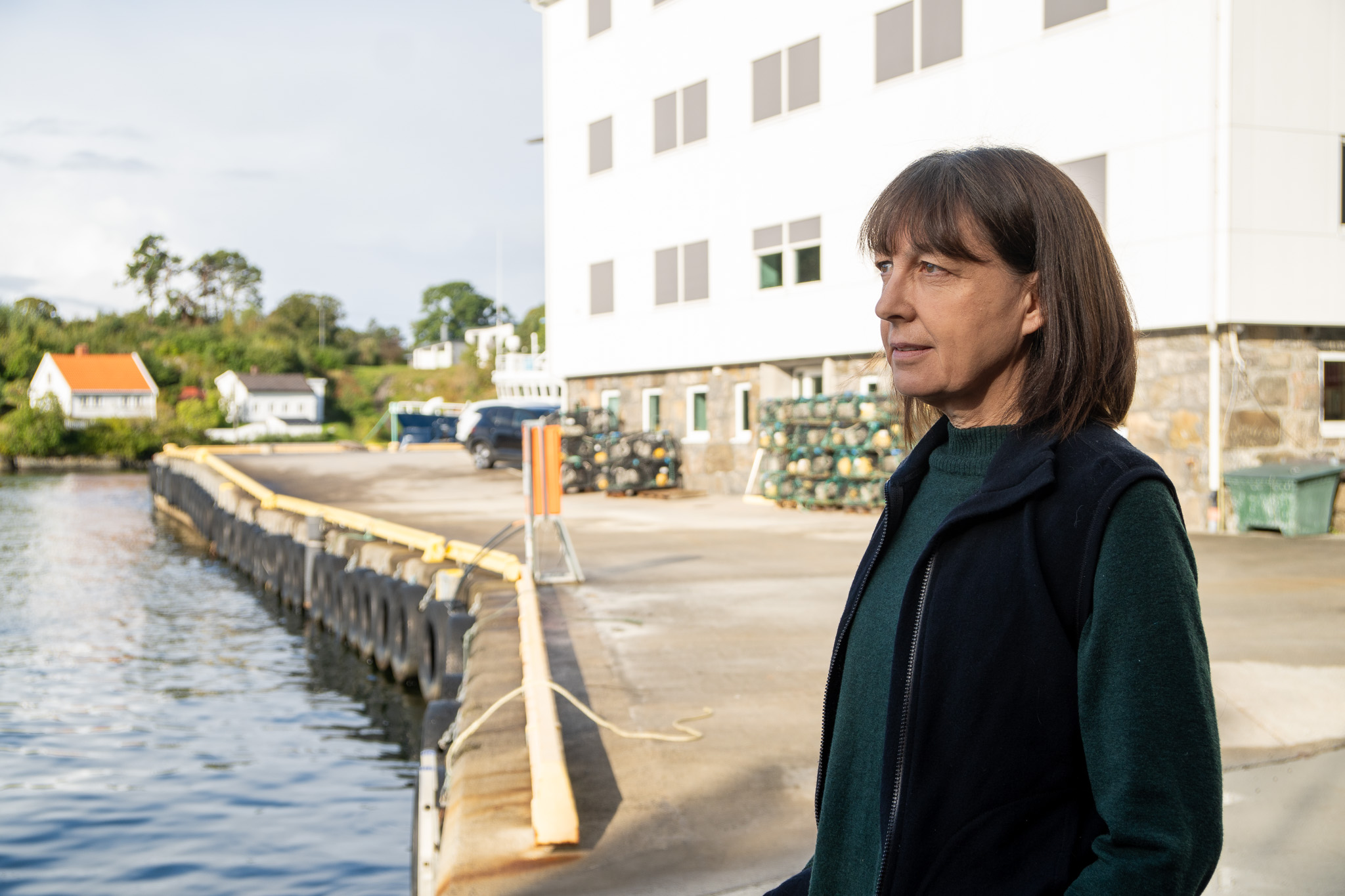 Ei kvinne med halvlangt brunt hår ser utover havet