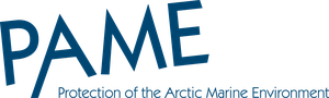 logoen til PAME, blå bokstaver på skrå