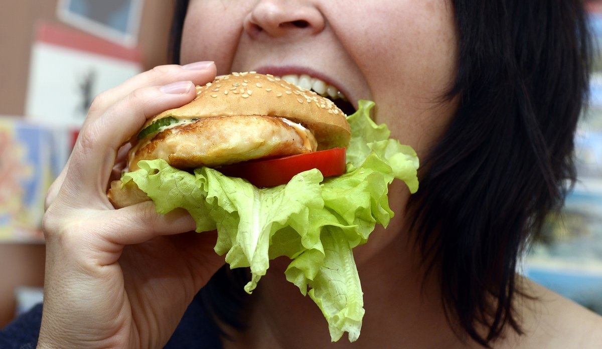 
Dame spiser fiskehamburger helgeskodvin nifes 037 crop