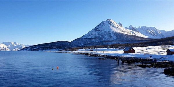 

Kystlnje i Nord-Norge med eit hus og ein sjøbu.