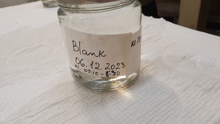 Glass med skrift: Blank 06.12.2023 kl. 09:15-11:30.