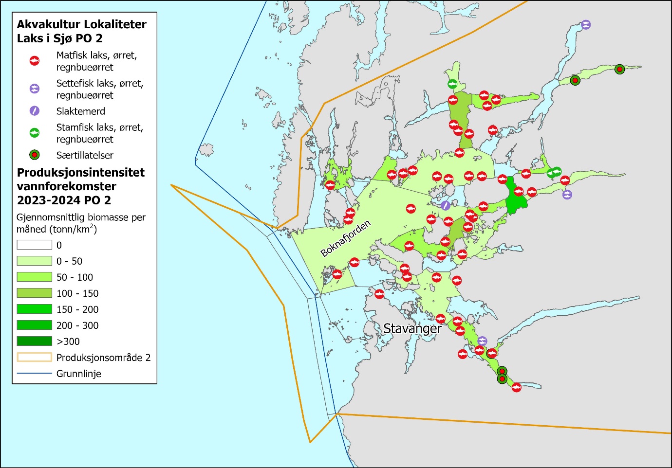 Figuren viser kartutsnitt av Vest-Norge, med PO2 innfelt i gult. Figuren viser spredte, men relativt tette forekomster av lokaliteter. Blå linje viser grunnlinjen. En informasjonsboks til venstre viser symboler for akvakulturlokaliteter og fargeskala for produksjonsintensitet i vannforekomster. Fylte, røde sirkler med hvit fisk er «Matfisk laks, ørret og regnbueørret». Fylte lilla sirkler med hvite fisker er «Settefisk laks, ørret og regnbueørret». Fylte lilla sirkler med hvit kniv er «Slaktemerd». Fylte grønne sirkler med hvit fisk er «Stamfisk laks, ørret, regnbueørret». Fylte grønne sirkler med rød prikk er «Særtillatelser». Produksjonsintensitet i vannforekomster i produksjonsområde 2023–2024: Gjennomsnittlig biomasse per måned (tonn per km2) har skala fra hvit og nedover listen med mørkere grønnfarger i følgende intervaller: 0 (hvit), 0–50, 50–100, 100-150, 150–200, 200–300 og >300 (mørk grønn). 