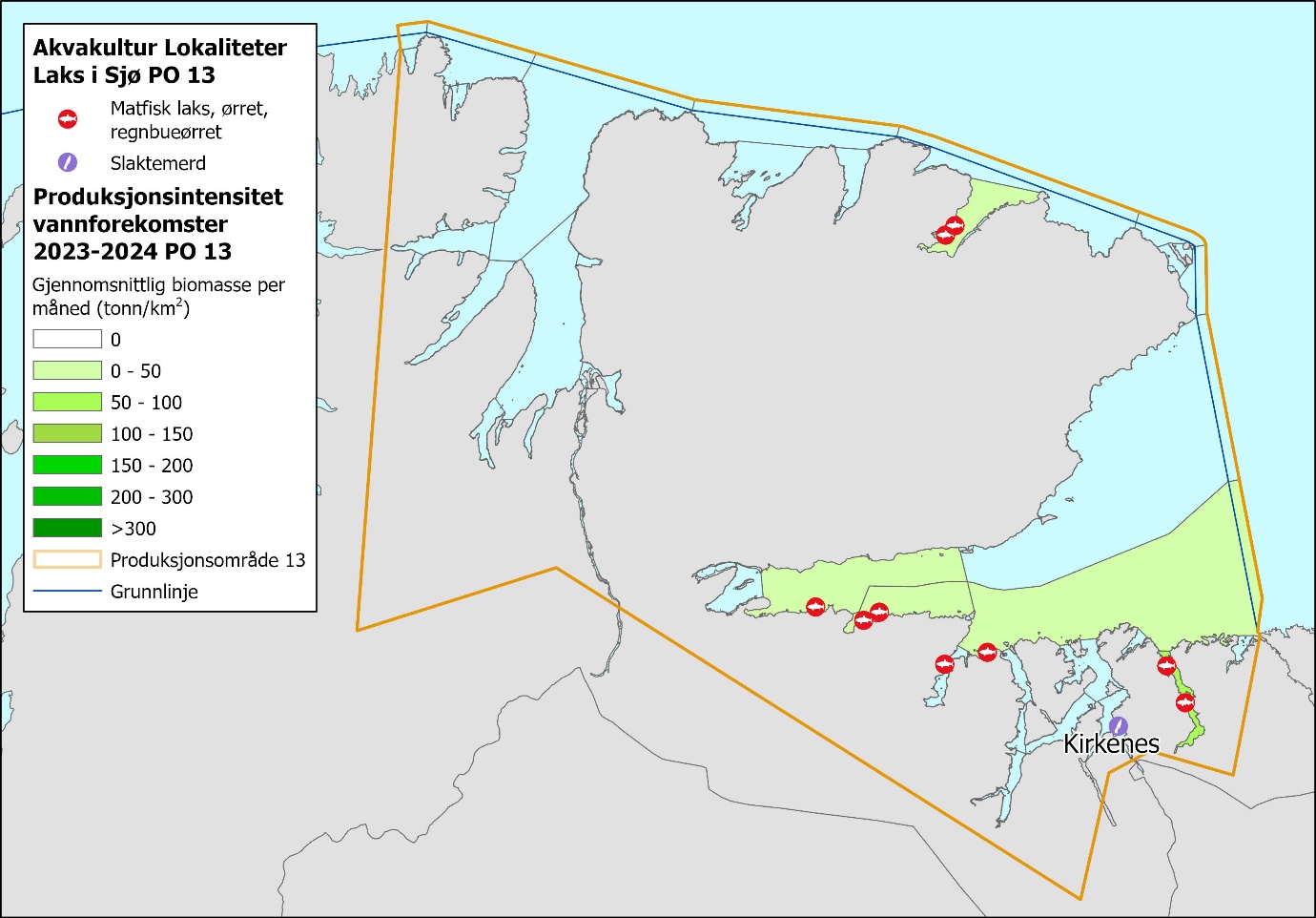 Figuren viser kartutsnitt av Øst-Finnmark, med PO13 innfelt i gult. Figuren viser at akvakulturlokalitetene ligger spredt, men innenfor 3–4 områder. Blå linje viser grunnlinjen. En informasjonsboks til venstre viser symboler for akvakulturlokaliteter og fargeskala for produksjonsintensitet i vannforekomster. Fylte, røde sirkler med hvit fisk er «Matfisk laks, ørret og regnbueørret». Fylte lilla sirkler med hvit kniv er «Slaktemerd. Produksjonsintensitet i vannforekomster i produksjonsområde 2023–2024: Gjennomsnittlig biomasse per måned (tonn per km2) har skala fra hvit og nedover listen med mørkere grønnfarger i følgende intervaller: 0 (hvit), 0–50, 50–100, 100-150, 150–200, 200–300 og >300 (mørk grønn). 