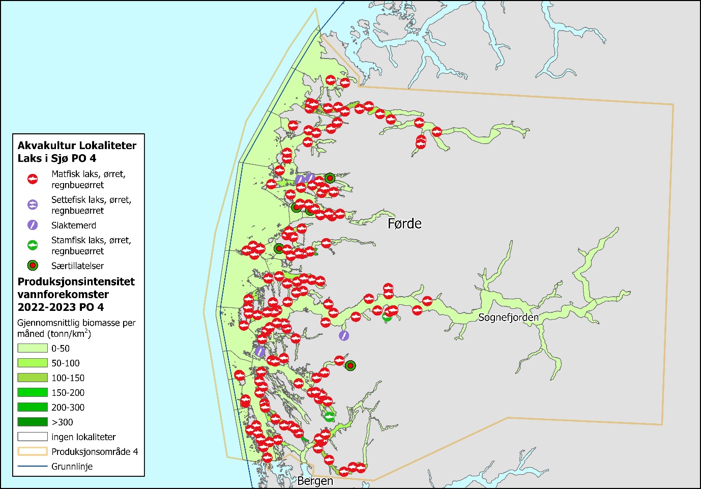 Figuren viser kartutsnitt av Vest-Norge, med PO4 innfelt i gult. Figuren viser tett med lokaliteter, også ganske langt inn i de store fjordene. Blå linje viser grunnlinjen. En informasjonsboks til venstre viser symboler for akvakulturlokaliteter og fargeskala for produksjonsintensitet i vannforekomster. Fylte, røde sirkler med hvit fisk er «Matfisk laks, ørret og regnbueørret». Fylte lilla sirkler med hvite fisker er «Settefisk laks, ørret og regnbueørret». Fylte lilla sirkler med hvit kniv er «Slaktemerd». Fylte grønne sirkler med hvit fisk er «Stamfisk laks, ørret, regnbueørret». Fylte grønne sirkler med hvit fisk er «Stamfisk laks, ørret, regnbueørret». Fylte grønne sirkler med rød prikk er «Særtillatelser». Produksjonsintensitet i vannforekomster i produksjonsområde 2023–2024: Gjennomsnittlig biomasse per måned (tonn per km2) har skala fra hvit og nedover listen med mørkere grønnfarger i følgende intervaller: 0 (hvit), 0–50, 50–100, 100-150, 150–200, 200–300 og >300 (mørk grønn). 
