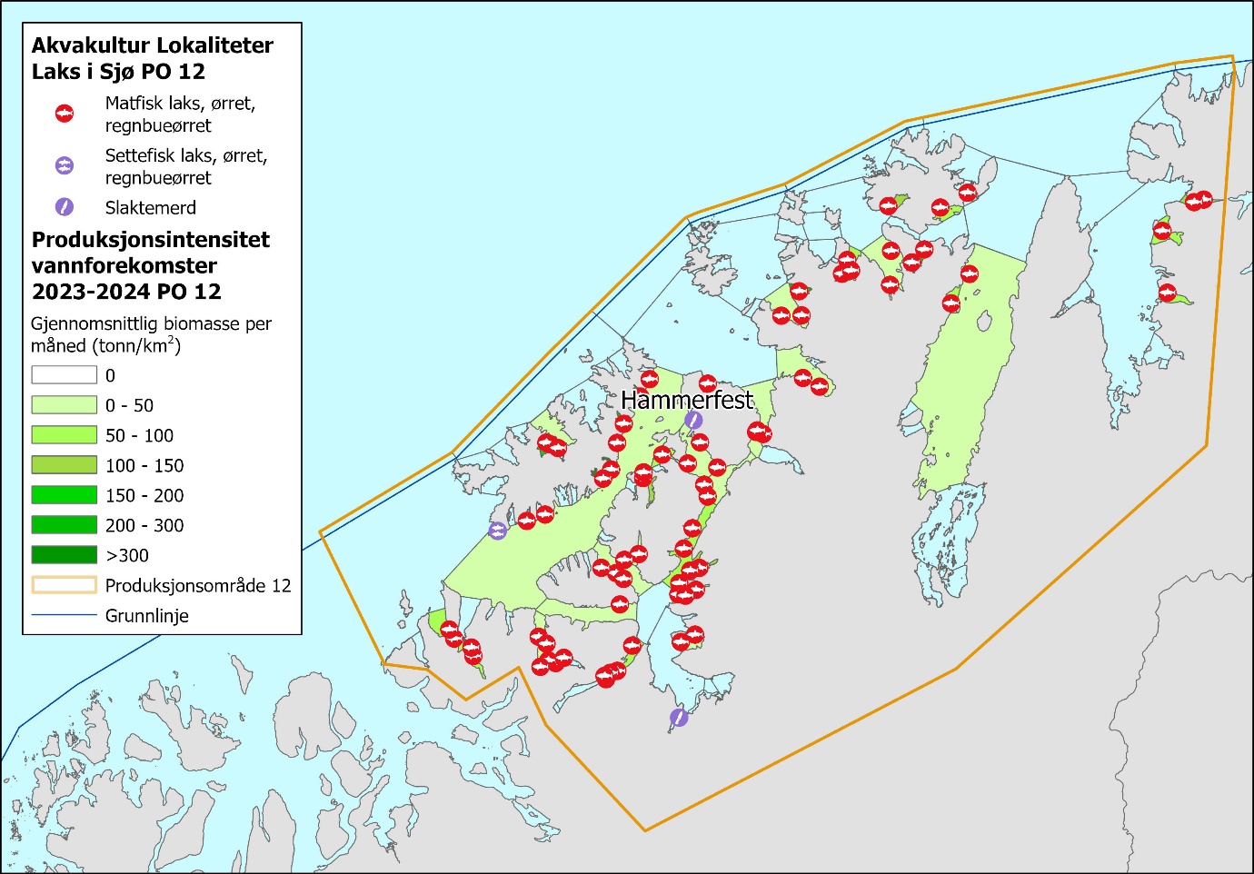  Figuren viser kartutsnitt av Vest-Finnmark, med PO12 innfelt i gult. Figuren viser at akvakulturlokalitetene ligger relativt spredt, men tettere i enkelte områder, særlig i sørligere deler av PO. Blå linje viser grunnlinjen. En informasjonsboks til venstre viser symboler for akvakulturlokaliteter og fargeskala for produksjonsintensitet i vannforekomster. Fylte, røde sirkler med hvit fisk er «Matfisk laks, ørret og regnbueørret». Fylte lilla sirkler med hvite fisker er «Settefisk laks, ørret og regnbueørret». Fylte lilla sirkler med hvit kniv er «Slaktemerd. Produksjonsintensitet i vannforekomster i produksjonsområde 2023–2024: Gjennomsnittlig biomasse per måned (tonn per km2) har skala fra hvit og nedover listen med mørkere grønnfarger i følgende intervaller: 0 (hvit), 0–50, 50–100, 100-150, 150–200, 200–300 og >300 (mørk grønn). 