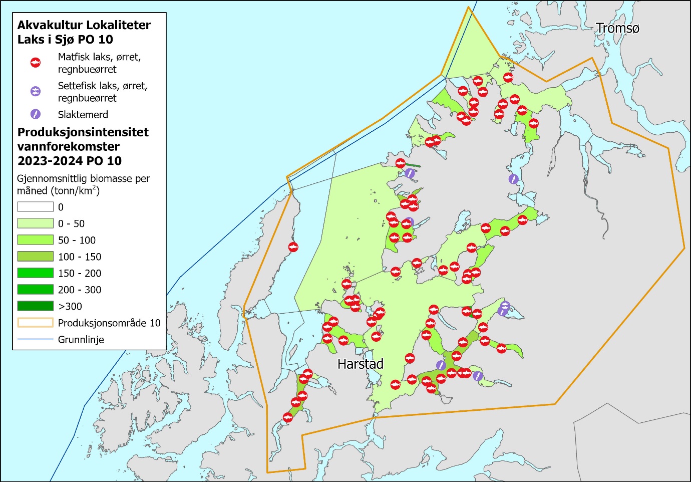 Figuren viser kartutsnitt av deler av Nord-Norge, med PO10 innfelt i gult. Figuren viser at akvakulturlokalitetene ligger relativt tett og jevnt fordelt i området. Blå linje viser grunnlinjen. En informasjonsboks til venstre viser symboler for akvakulturlokaliteter og fargeskala for produksjonsintensitet i vannforekomster. Fylte, røde sirkler med hvit fisk er «Matfisk laks, ørret og regnbueørret». Fylte lilla sirkler med hvite fisker er «Settefisk laks, ørret og regnbueørret». Fylte lilla sirkler med hvit kniv er «Slaktemerd. Produksjonsintensitet i vannforekomster i produksjonsområde 2023–2024: Gjennomsnittlig biomasse per måned (tonn per km2) har skala fra hvit og nedover listen med mørkere grønnfarger i følgende intervaller: 0 (hvit), 0–50, 50–100, 100-150, 150–200, 200–300 og >300 (mørk grønn). 