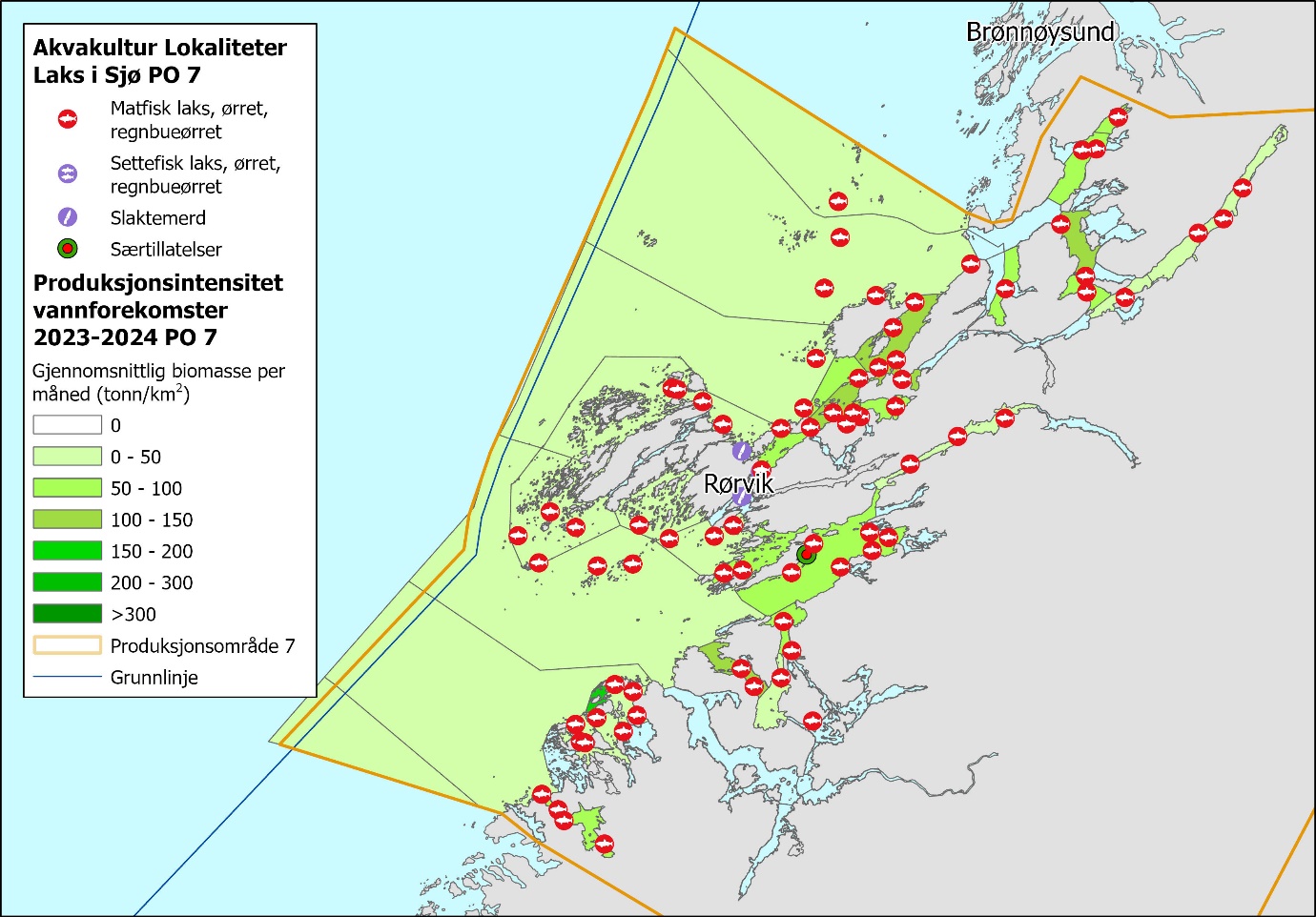 Figuren viser kartutsnitt av Midt-Norge, med PO7 innfelt i gult. Figuren viser at akvakulturlokalitetene ligger tett og jevnt fordelt i området.  Blå linje viser grunnlinjen. En informasjonsboks til venstre viser symboler for akvakulturlokaliteter og fargeskala for produksjonsintensitet i vannforekomster. Fylte, røde sirkler med hvit fisk er «Matfisk laks, ørret og regnbueørret». Fylte lilla sirkler med hvite fisker er «Settefisk laks, ørret og regnbueørret». Fylte lilla sirkler med hvit kniv er «Slaktemerd». Fylte grønne sirkler med rød prikk er «Særtillatelser». Produksjonsintensitet i vannforekomster i produksjonsområde 2023–2024: Gjennomsnittlig biomasse per måned (tonn per km2) har skala fra hvit og nedover listen med mørkere grønnfarger i følgende intervaller: 0 (hvit), 0–50, 50–100, 100-150, 150–200, 200–300 og >300 (mørk grønn). 